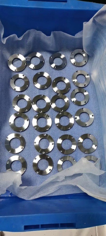 壳体类零件是指那些构成产品外部或内部轮廓，用于安装、固定、容纳和保护其他零部件的箱体、罩壳类零件。